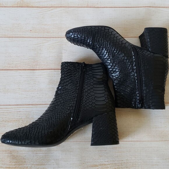 Steve Madden Crocodile Look Black Ankle Boots Booties Block Heel Women's Size 8M - Picture 2 of 15
